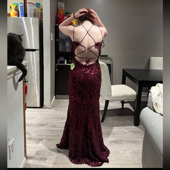 SIZE 6 maroon Prom dress! - Picture 2 of 2